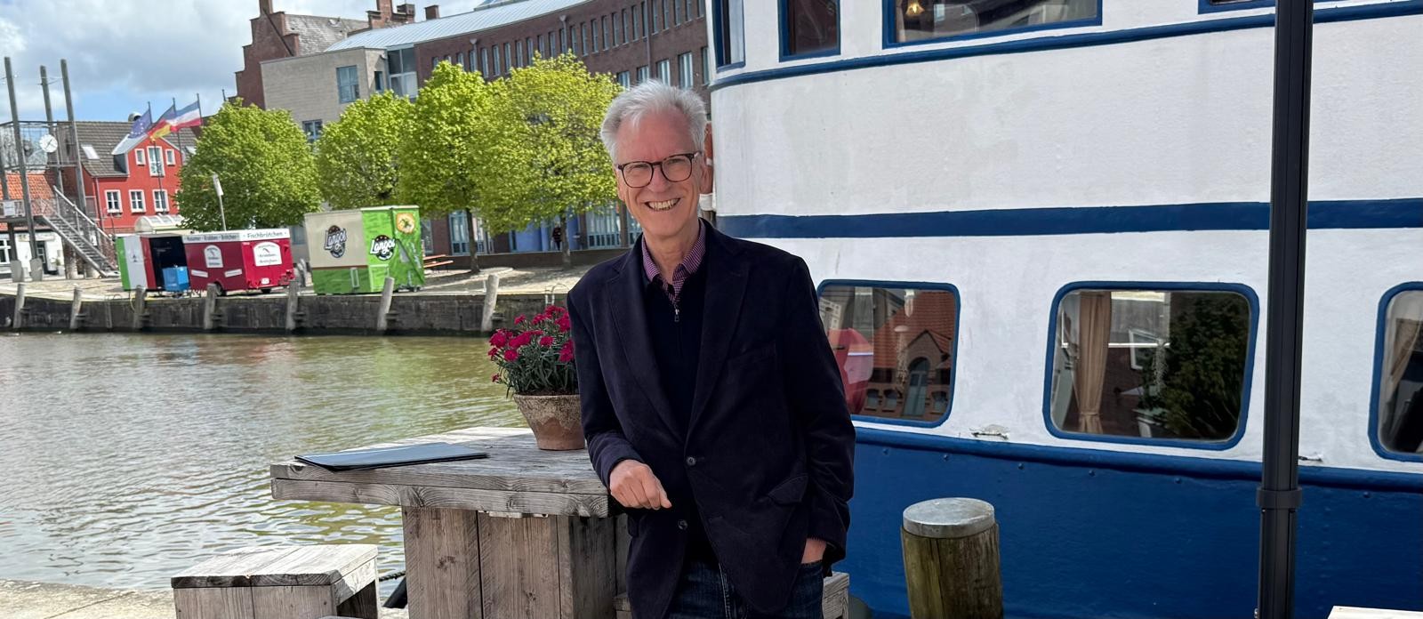 Günther Hansen an einer Hafenpromenade vor einem Schiff